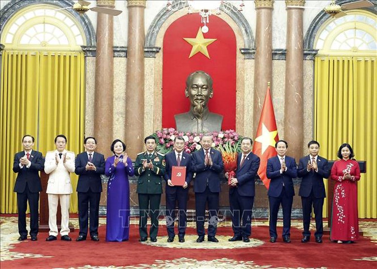 8.4 1Tổng Bí thư, Chủ tịch nước chủ trì Hội nghị công bố các quyết định đối với Chính phủ.jpg